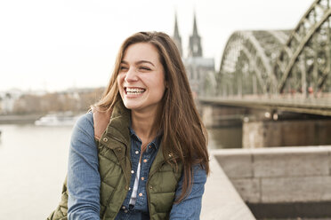 Deutschland, Köln, Porträt einer lachenden jungen Frau - FEXF000256