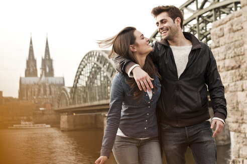 Germany, Cologne, happy young couple on city tour - FEXF000264