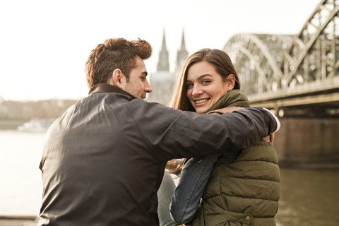 Deutschland, Köln, glückliches junges Paar auf Stadtrundfahrt, lizenzfreies Stockfoto
