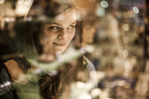 Germany, Cologne, young couple looking at window display - FEXF000284