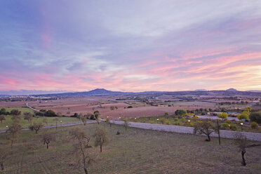 Spanien, Balearische Inseln, Abendlicht im Zentrum von Mallorca - MEMF000661