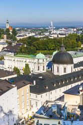 Österreich, Land Salzburg, Salzburg, Blick über Neustadt, Dreifaltigkeitskirche, Hotel Bristol und Schloss Mirabell - AMF003580