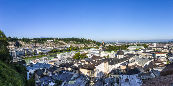 Österreich, Land Salzburg, Salzburg, Blick über Neustadt, Dreifaltigkeitskirche, Hotel Bristol und Schloss Mirabell - AMF003581