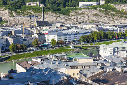 Österreich, Bundesland Salzburg, Salzburg, Blick auf die Salzach - AMF003582