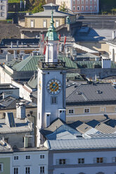 Österreich, Salzburg, Stadtbild mit Rathausturm vom Kapuzinerberg aus gesehen - AMF003611