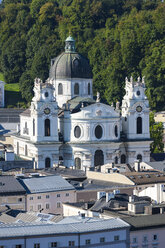 Österreich, Salzburg, Stadtbild mit Stiftskirche vom Kapuzinerberg aus gesehen - AMF003613