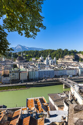 Österreich, Salzburg, Stadtbild vom Kapuzinerberg aus gesehen - AMF003616