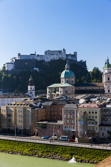 Österreich, Salzburg, Stadtbild vom Kapuzinerberg aus gesehen - AMF003619