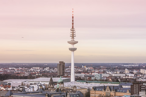 Deutschland, Hamburg, Blick von der St. Michaelis Kirche auf den Heinrich-Hertz-Turm, lizenzfreies Stockfoto