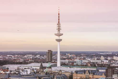 Deutschland, Hamburg, Blick von der St. Michaelis Kirche auf den Heinrich-Hertz-Turm - ZMF000360