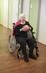 Altersdemente Seniorin beim Bowling mit Schaumstoffball in einem Pflegeheim - DHL000507
