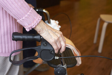 Altersdemente Seniorin mit Rollator in einem Pflegeheim - DHL000525