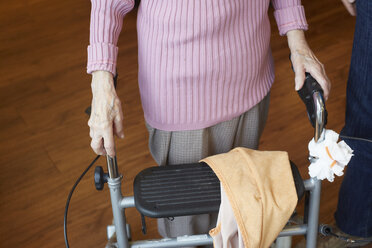 Altersdemente Seniorin mit Rollator in einem Pflegeheim - DHL000526