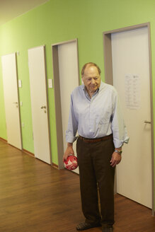 Altersdementer älterer Mann mit Schaumstoffball in einem Pflegeheim - DHL000511