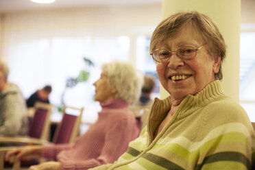 Porträt einer dementen älteren Frau in einem Pflegeheim - DHL000522