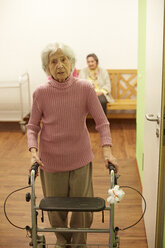 Altersdemente Seniorin mit Rollator in einem Pflegeheim - DHL000515