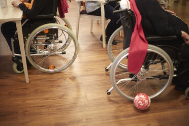 Altersdemente Seniorinnen im Rollstuhl in einem Pflegeheim - DHL000523