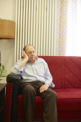 Alter dementer älterer Mann, der auf der Couch in einem Pflegeheim sitzt - DHL000519