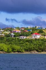 Karibik, Antillen, Kleine Antillen, Grenadinen, Mayreau, Blick auf Häuser an der Küste - THAF001188
