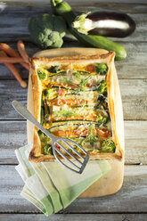 Vegetarische Quiche mit verschiedenen Gemüsesorten - MAEF009380