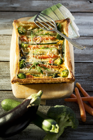 Vegetarische Quiche mit verschiedenen Gemüsesorten, lizenzfreies Stockfoto