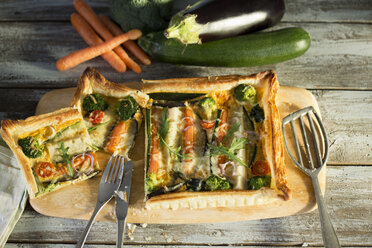 Sliced vegetarian quiche with different vegetables - MAEF009382