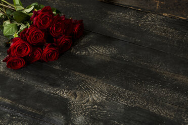 Rote Rosen auf dunklem Holz - MAEF009369