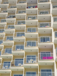 Spanien, Balearen, Mallorca, Reihen von Balkonen eines Hotels - AMF003587