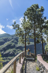 Spain, Gran Canaria, Valle de Agaete, tourist at viewpoint - MABF000301