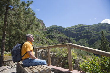 Spain, Gran Canaria, Valle de Agaete, tourist at viewpoint - MABF000306