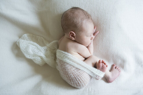 Sleeping newborn on white blanket - JTLF000034