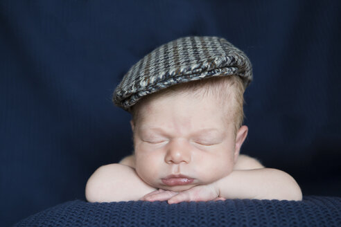 Portrait of sleeping newborn with cap - JTLF000035