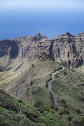 Spanien, Kanarische Inseln, La Gomera, Valle Gran Rey, Tejeleche Gebirge und Straße bei Taguluche - SIEF006388