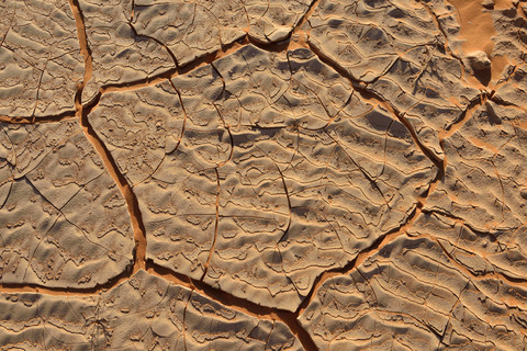 Algerien, Tassili n' Ajjer, Sahara, Bruchfläche einer Salz- und Tonpfanne, lizenzfreies Stockfoto