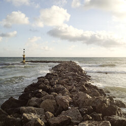 Künstliche Mole mit Hafenlicht, Mallorca, Spanien - MSF004454