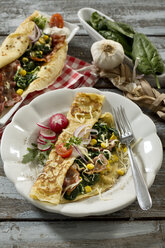 Crepe mit Blattspinat, Speck, Mais, Knoblauch, saurer Sahne und Käse - MAEF009391