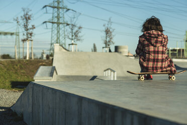 Mädchen im Skatepark - UUF003034