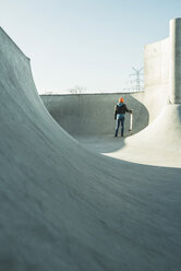 Teenager-Mädchen im Skatepark - UUF003040