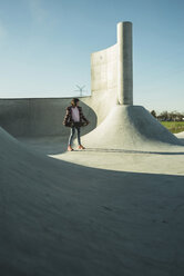 Mädchen im Skatepark - UUF003042