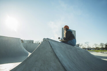 Teenager-Mädchen im Skatepark - UUF003043