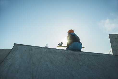 Teenage girl in skatepark - UUF003044