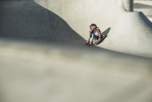 Girl in skatepark - UUF003046