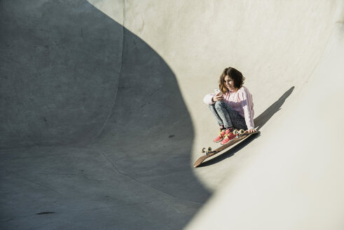 Girl in skatepark - UUF003047