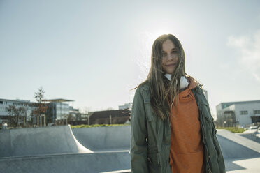 Porträt eines jugendlichen Mädchens im Skatepark - UUF003079