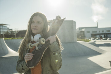 Teenager-Mädchen im Skatepark - UUF003049