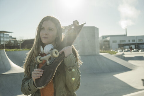 Teenage girl in skatepark - UUF003049