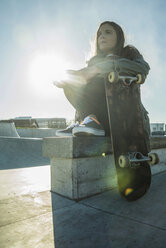 Teenage girl in skatepark - UUF003050