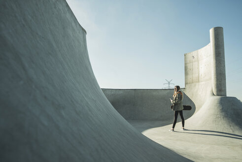 Teenage girl in skatepark - UUF003052