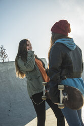 Zwei Teenager-Mädchen im Skatepark im Gespräch - UUF003080