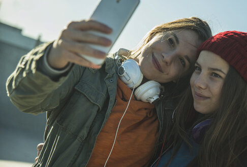 Two teenage girls outdoors taking selfie - UUF003060